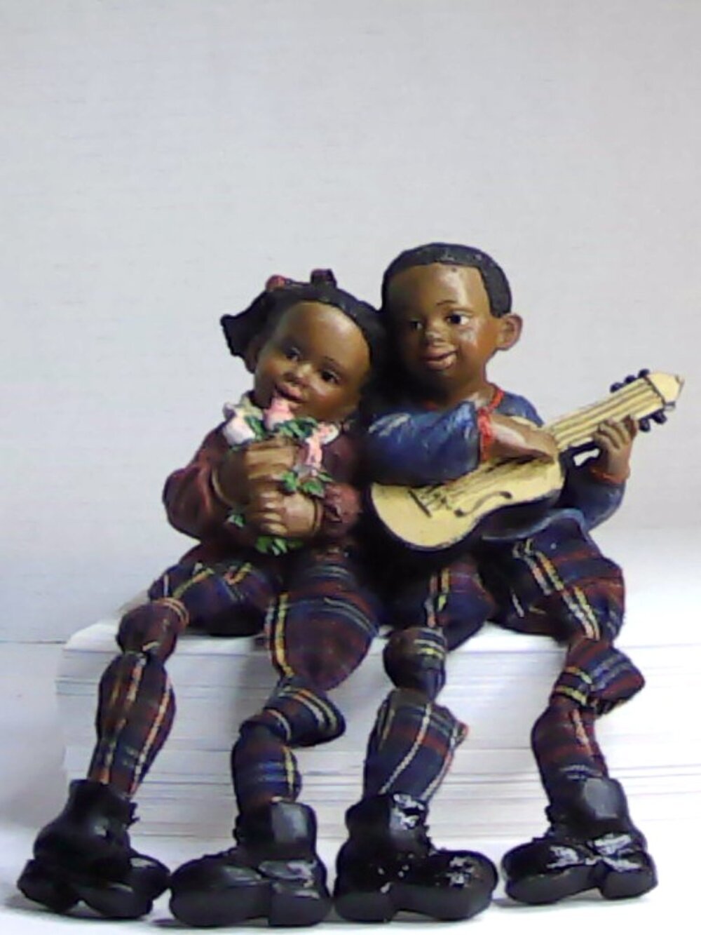 Young children figurine guitar flowers